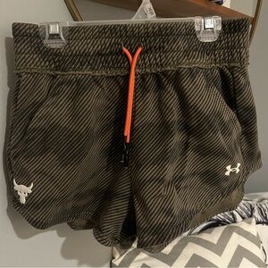 Loose fit Project Rock sweat shorts